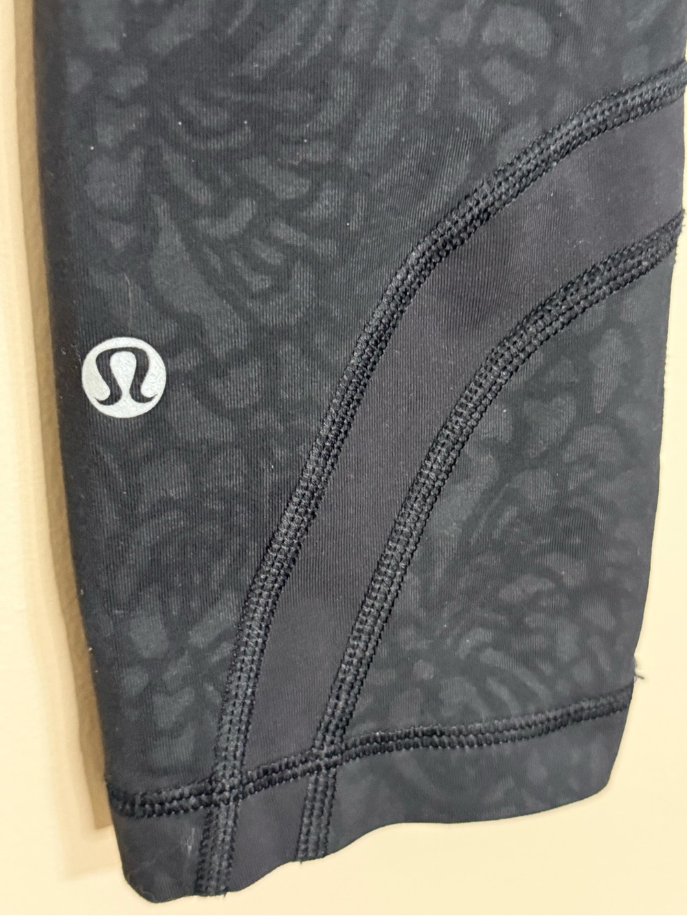 Lululemon Black Tonal Floral Crop Leggings - Size: 4 - Inseam: 28